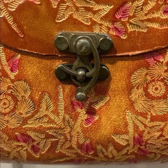 Vintage 70's leather hand tooled and painted never used crossbody purse - Picture 4 of 13